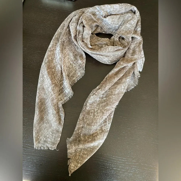 Grey oblong scarf with sequine details - Picture 1 of 3